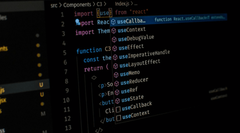 Close-up de um código-fonte de um componente React, ilustrando o ambiente de desenvolvimento front-end onde um framework como o Bootstrap é aplicado.